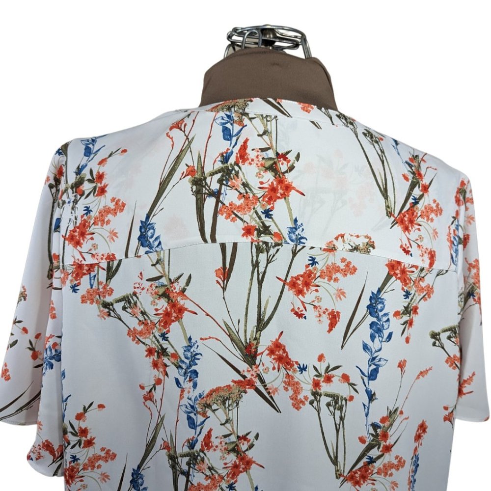 Chico's 2 (XL) NWT White Floral Short Sleeve Button Front V-Neck Blouse - Picture 6 of 9